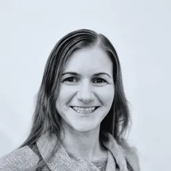 En kvinne som smiler til kameraet