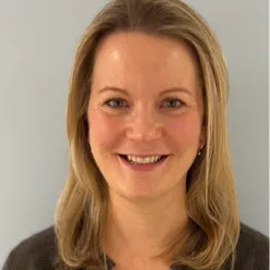 Et nærbilde av en kvinne som smiler