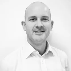 En mann iført hvit skjorte