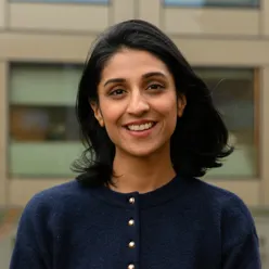 En kvinne som smiler til kameraet