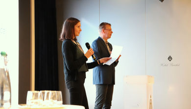 Bilde av Elida Fonneløp og Sander Kneppers (leder av ENFSIs DNA- gruppe) som innledet på fagmøtet.