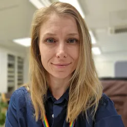 En person med langt hår