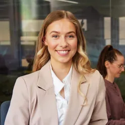 En person i dress som smiler