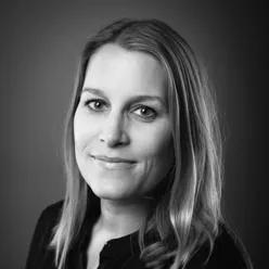 En kvinne med langt hår