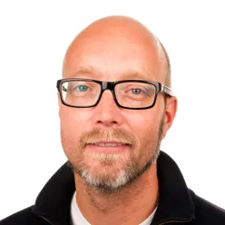 En skallet mann med briller