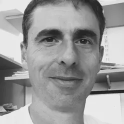 En mann som tar en selfie