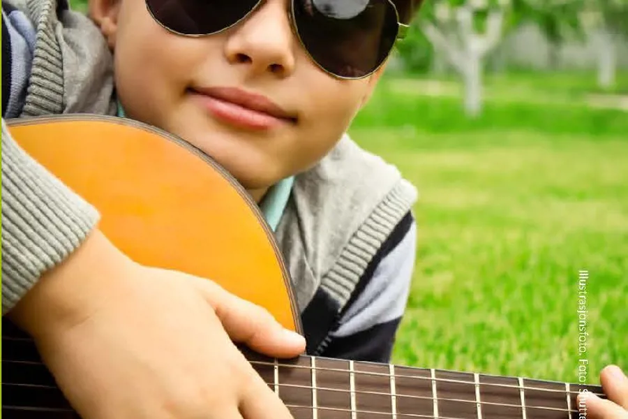 En gutt som spiller gitar