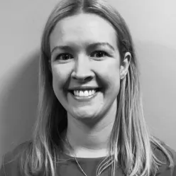 En kvinne som smiler til kameraet