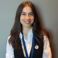 En person som smiler til kameraet