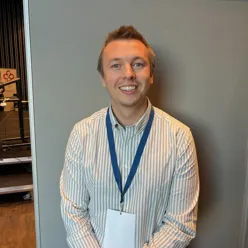 En mann som holder et stykke papir