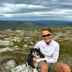 En mann som holder en hund