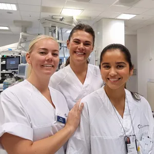 En gruppe kvinner i hvite labfrakker