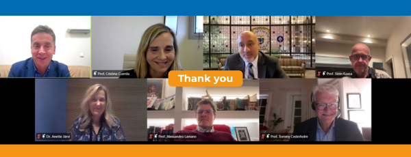 En gruppe mennesker som sitter i et rom