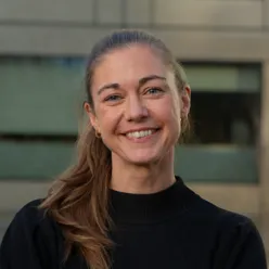 En person som smiler til kameraet