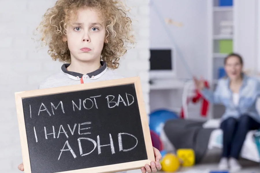 En gutt med tavle som sier "I am not bad, I have ADHD"
