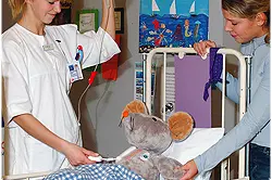 Sykehusmaskoten Rasmus får medisiner gjennom sin CVK