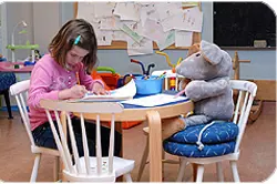 Sykehusmaskoten Rasmus og ei lita jente tegner