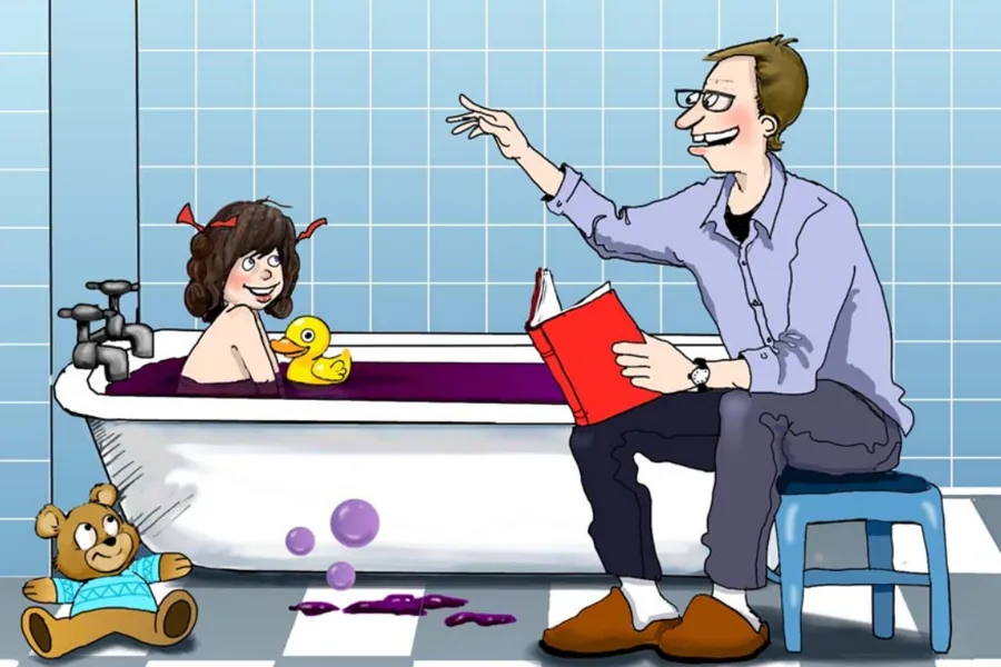 Far som leser for barn i badekar