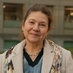 En person med skjerf rundt halsen