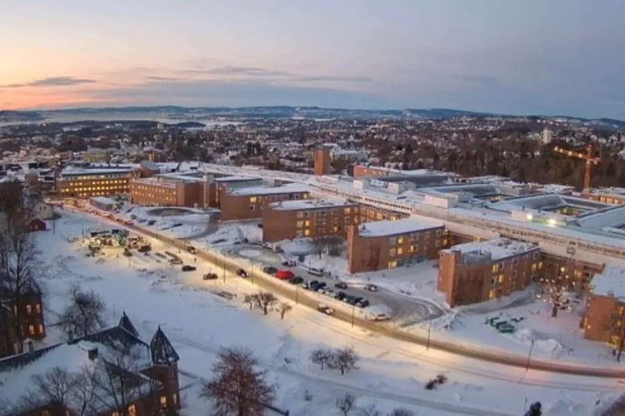 Oversiktsbilde av RIkshospitalet i snø