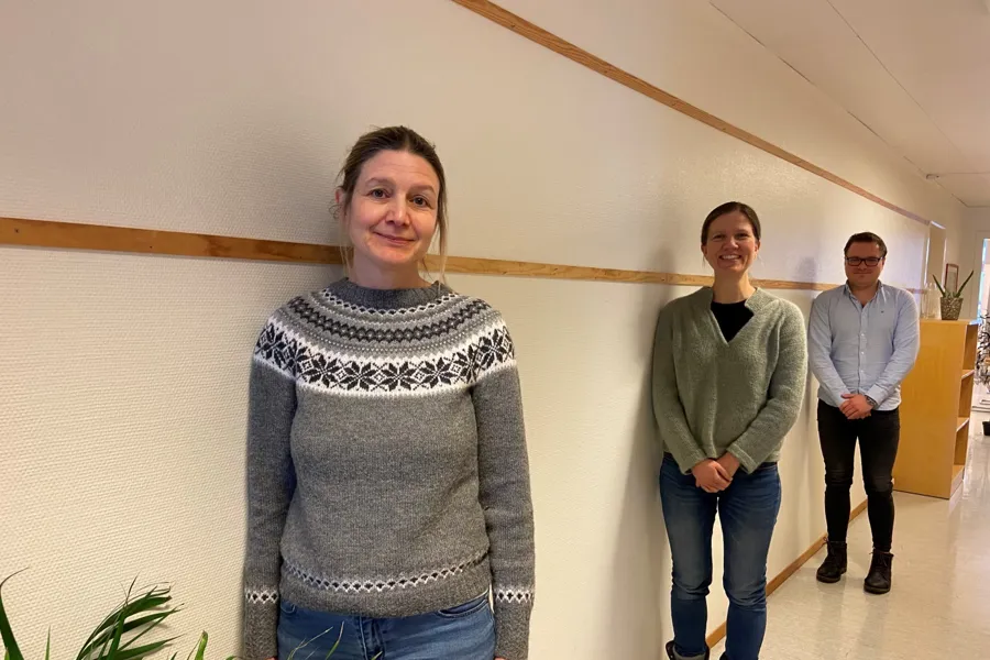 En gruppe mennesker som poserer for et bilde