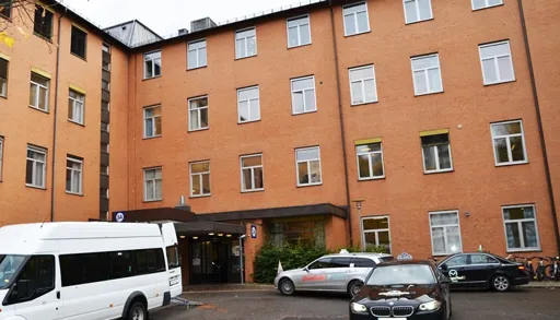 En bygning med biler parkert foran