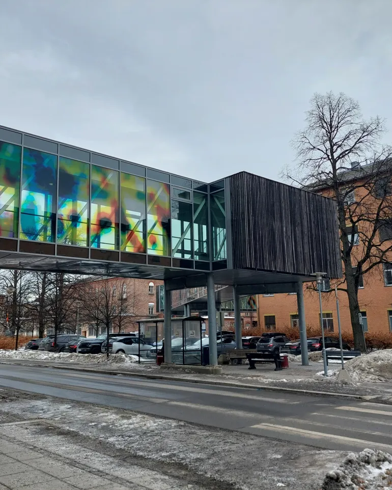 En bygning med glassfront