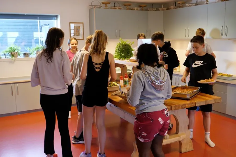 Barn ved buffet