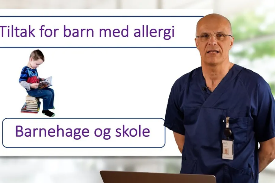 Overlege Martin Sørensen foran undervisningsbilde