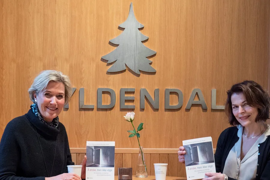 Forfatterne av boken Å ønske, men ikke våge, Ingeborg Ulltveit-Moe og Theresa Wilberg som holder boken sin