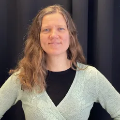 En kvinne med langt hår