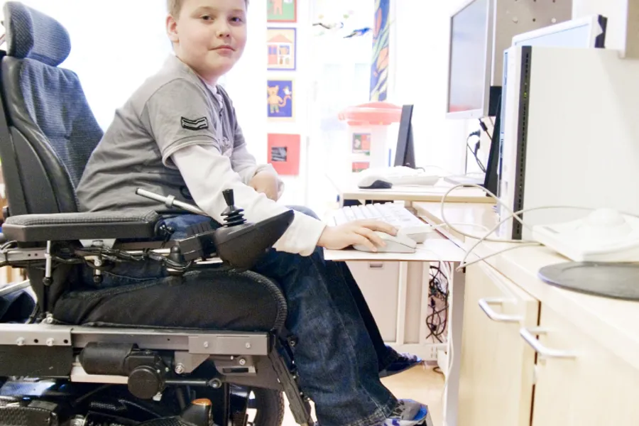 En gutt som sitter ved et skrivebord