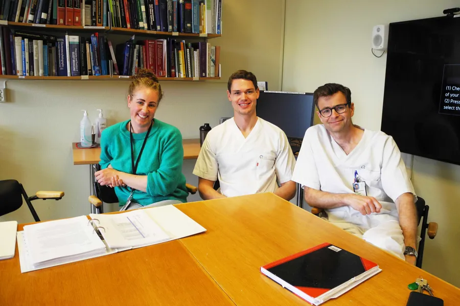 Renate, Jørn og Kristina Bernard på kontoret