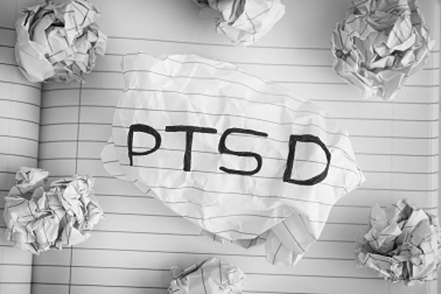 Posttraumatisk stresslidelse forkortet på sammenkrøllet ark