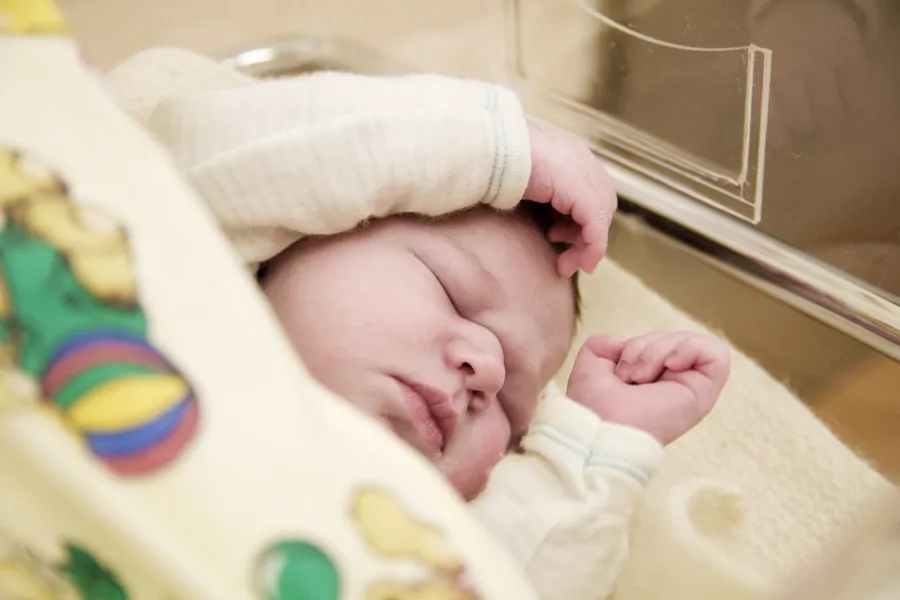 Nyfødt baby sover