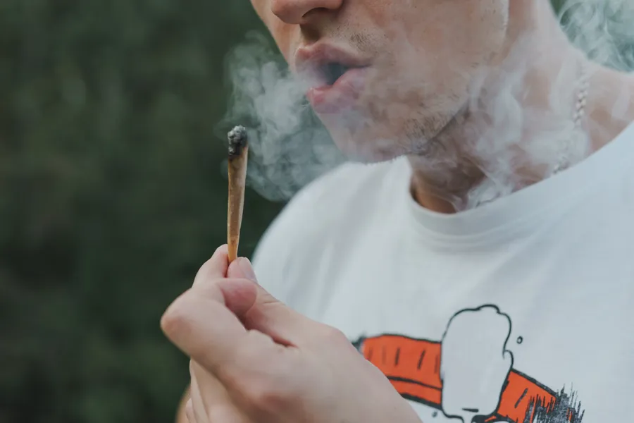 Mann røyker marihuana