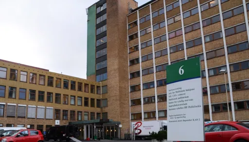 En bygning med et skilt foran seg