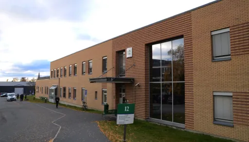 En bygning med et skilt foran