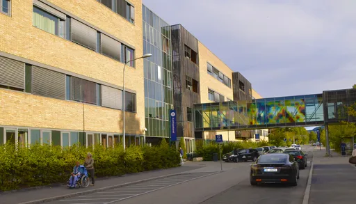 En gate med biler og mennesker på den ved siden av en bygning