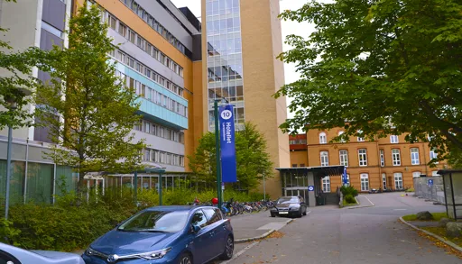 En gate med biler og bygninger på siden