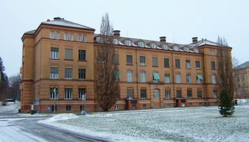Bildet viser forsiden av bygg 20, Ullevål