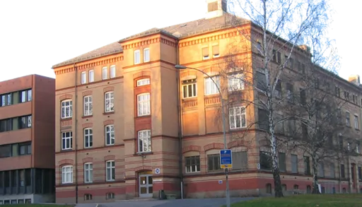 En bygning med et tre foran