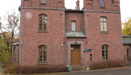 En murbygning med dør