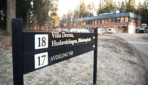 Et skilt i veikanten