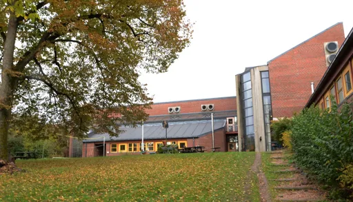 En bygning med et tre foran