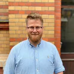 En mann med skjegg og briller