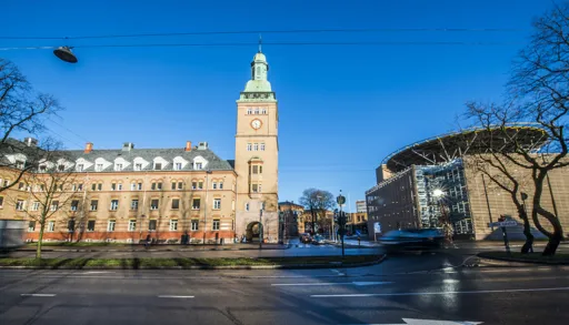 Ullevål hovedinngang i sol