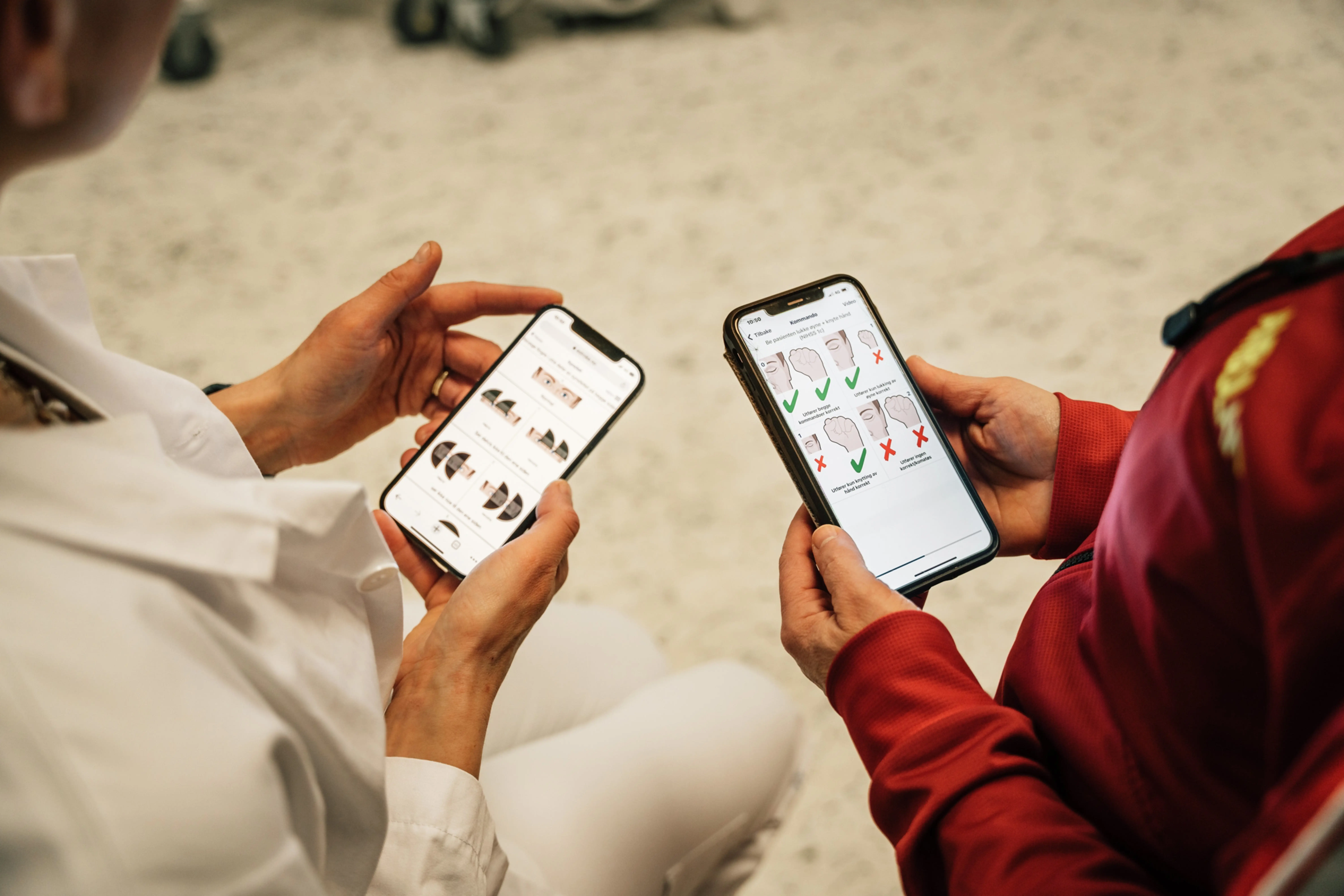 Bilde av lege og ambulansearbeider som bruker appen