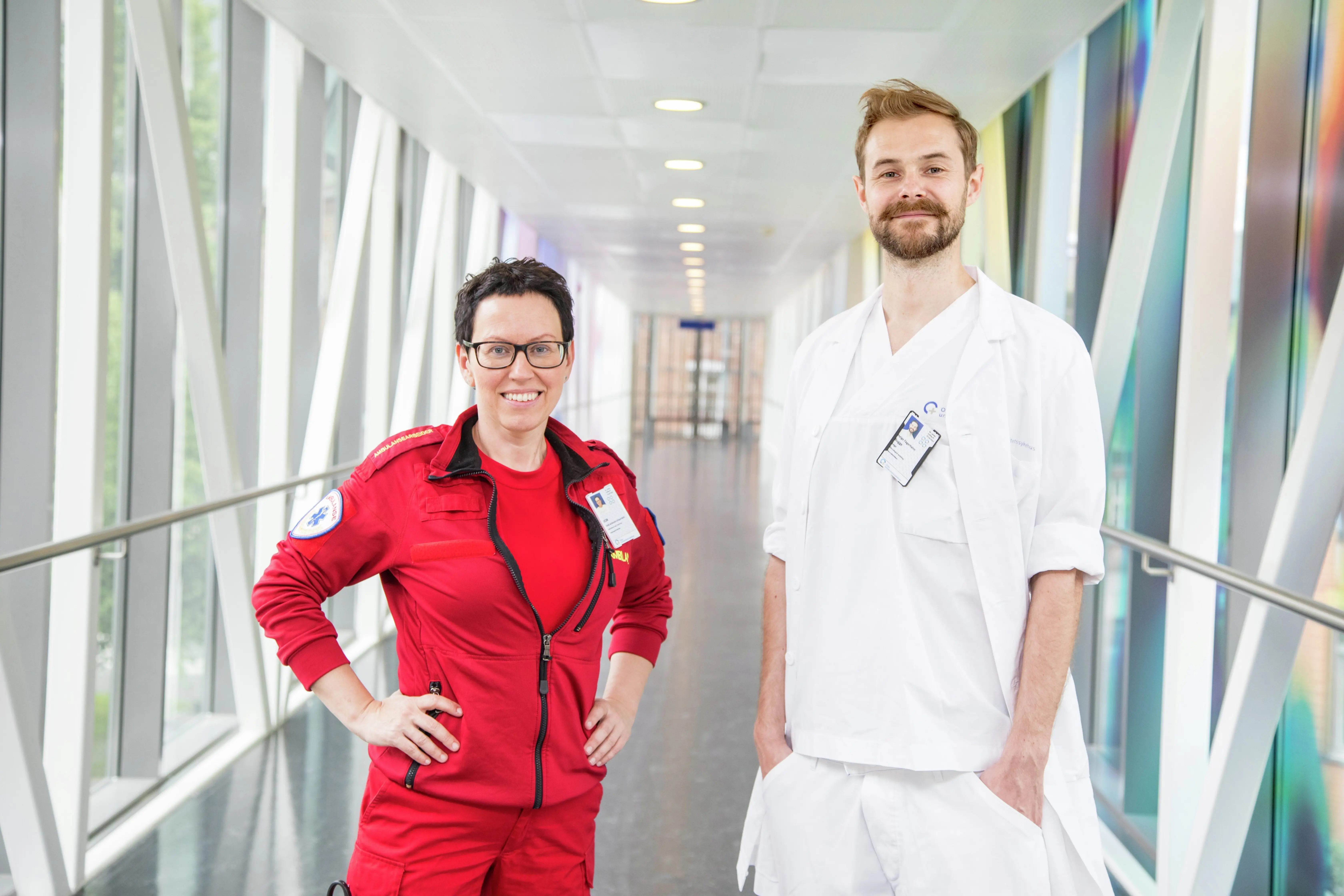 Bilde av ambulansearbeider Mona Guterud og lege Helege Fagerheim Bugge