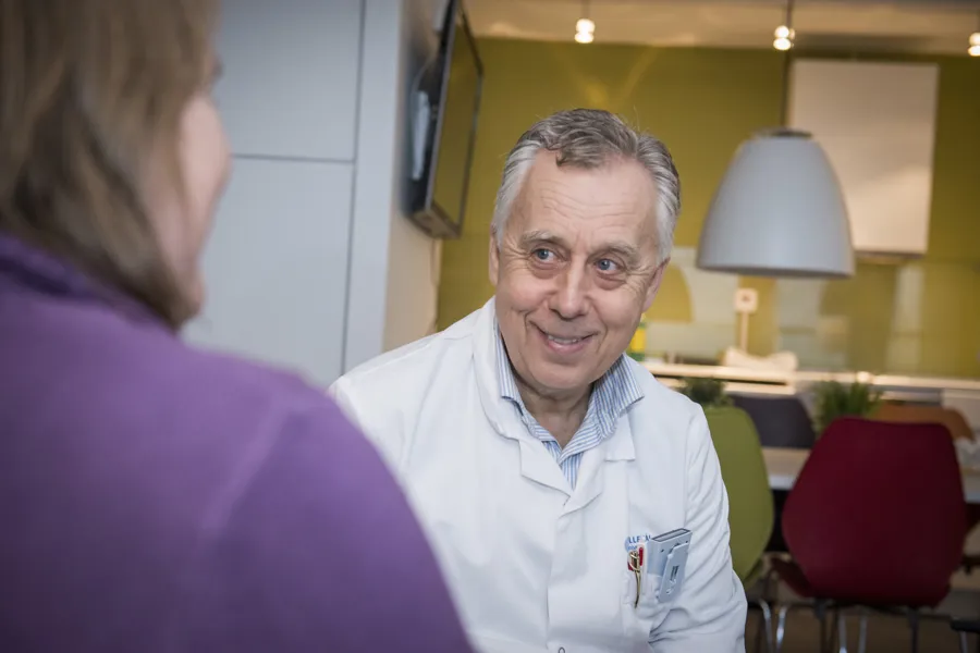 Sykehusprest i samtale med en person